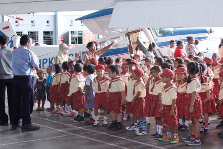 Kunjungan dari Adik2 TK RIA Sentani (Hangar AMA Sentani, 03 Februari 2016)